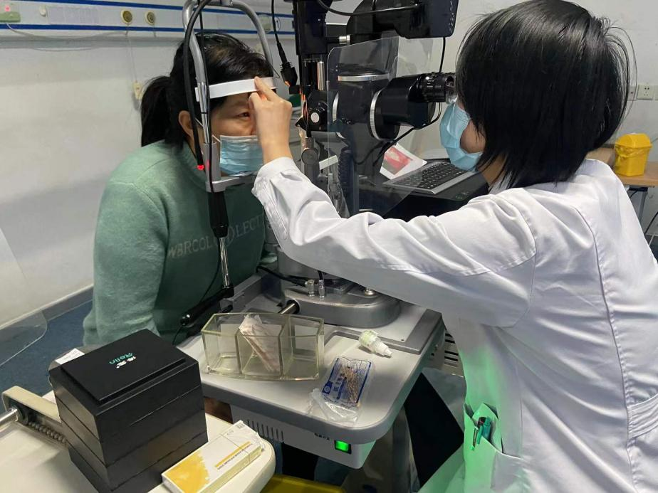 50岁阿姨遭遇角膜白斑仅剩光感,兰州爱尔角膜移植助其重获光明(图1) 50岁阿姨遭遇角膜白斑仅剩光感,兰州爱尔角膜移植助其重获光明(图1)